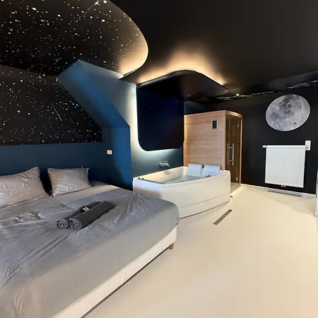 Apartamento Capsule Moonlight - Jacuzzi - Sauna - Ecran 100